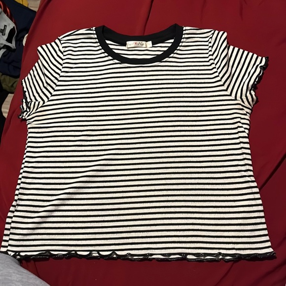 Stripped Black and White Cropped Shirt - Picture 1 of 2